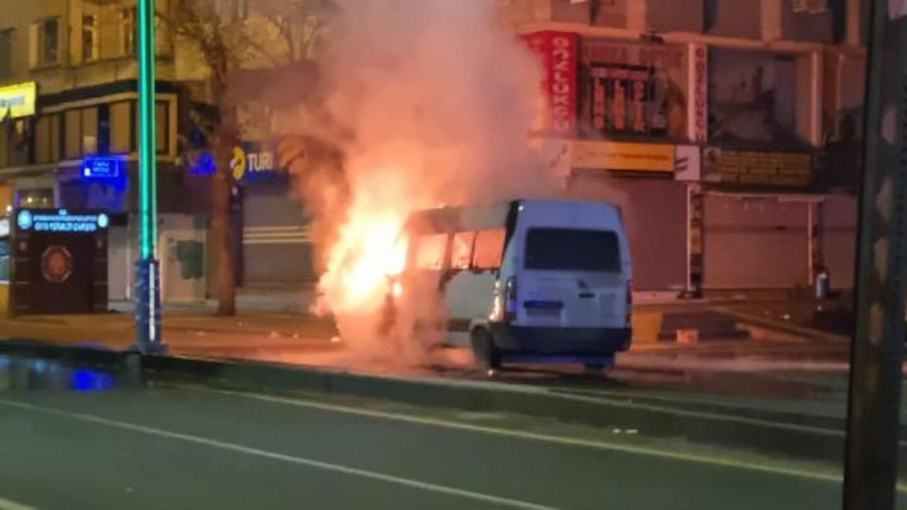 Diyarbakır'da seyir halindeki yolcu minibüsü alev aldı