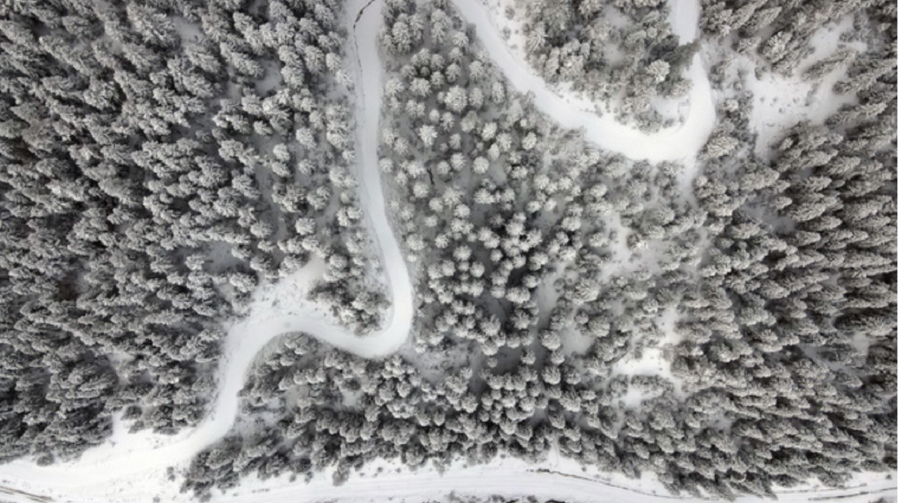 Kastamonu'da karla kaplanan ormanlar drone ile görüntülendi