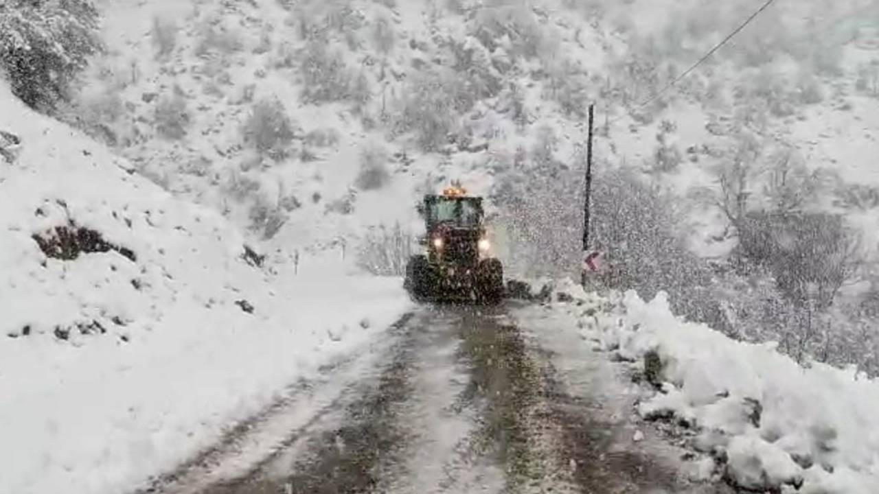 Bingöl ve Siirt'te köy yolları ulaşıma kapandı