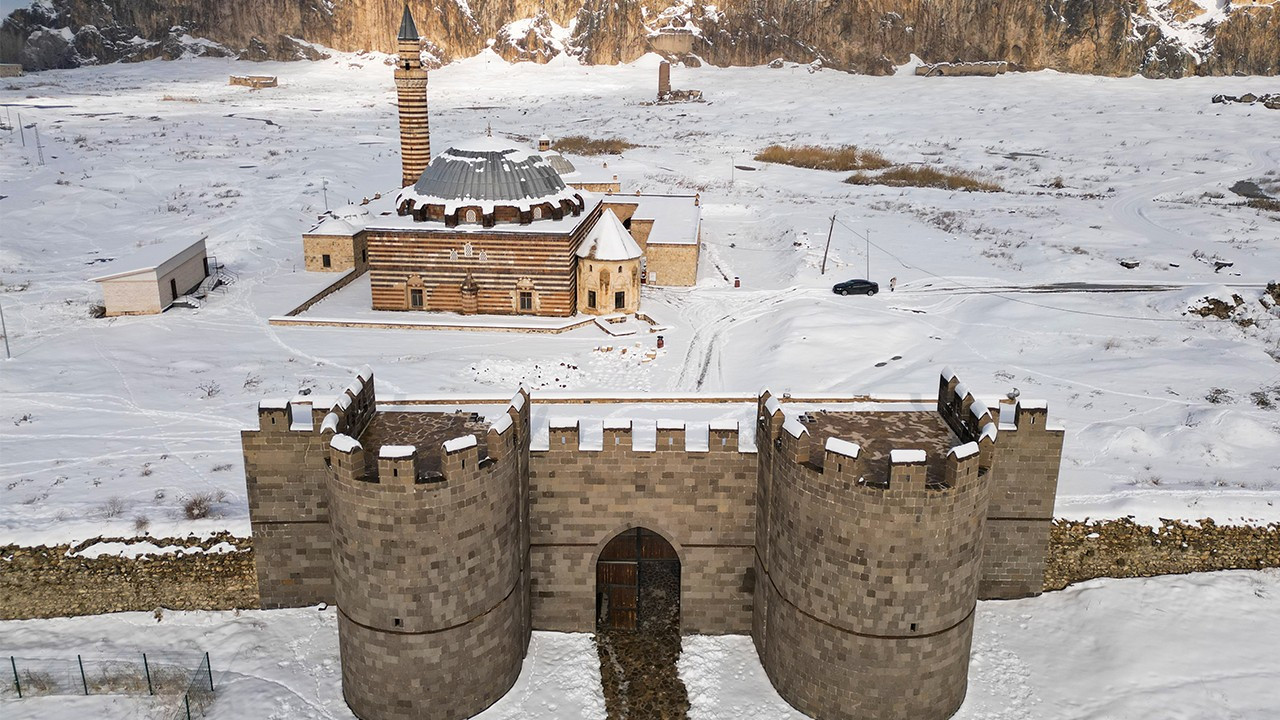 Van'ın tarihi yapılarından kış manzaraları