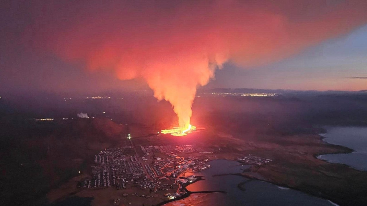 İzlanda'da yanardağ patladı, kasaba boşaltıldı