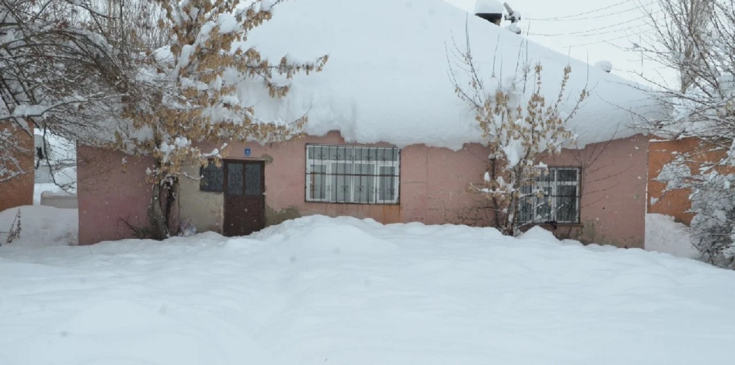 Yüksekova'da yoğun kar yağışı hayatı olumsuz etkiledi