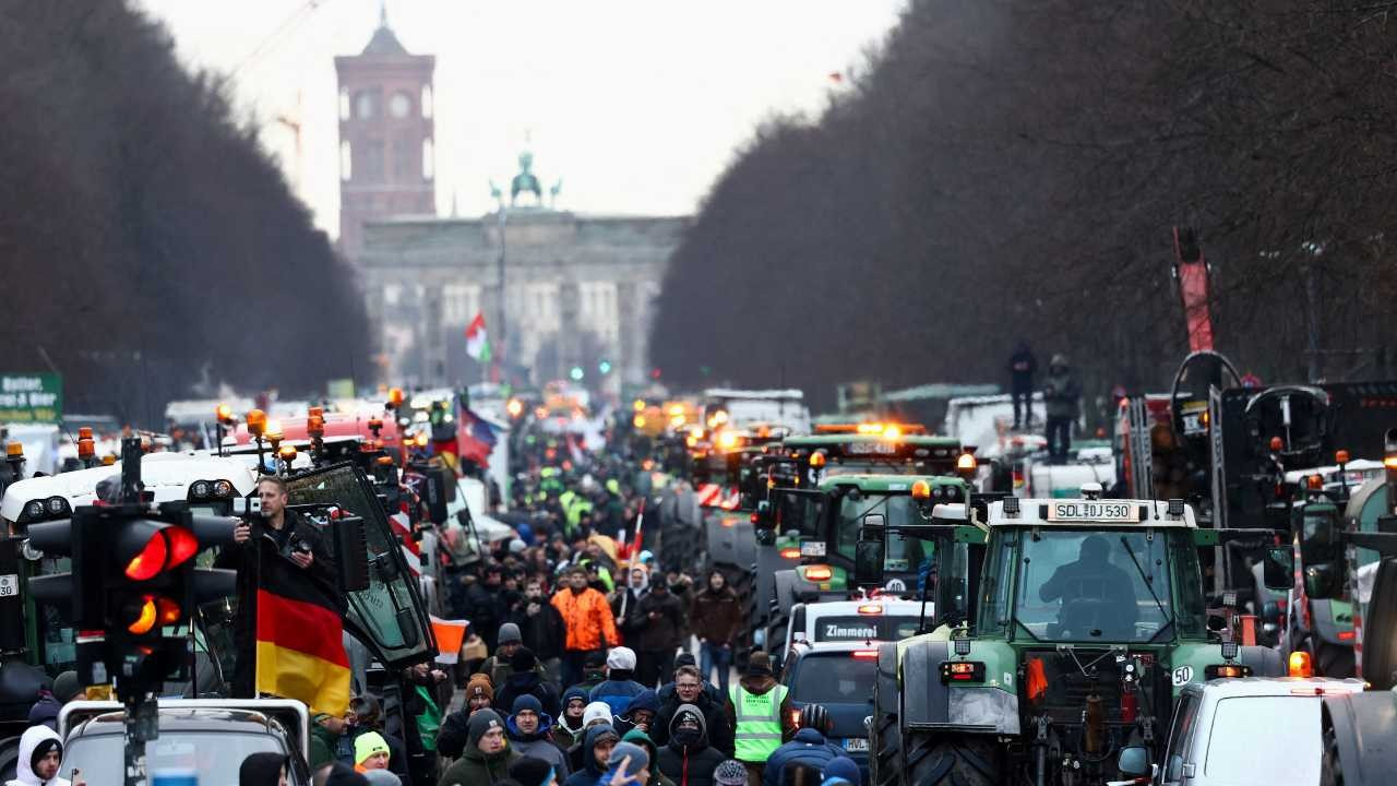 Binlerce traktörle Berlin'de eylem yapan çiftçiler bakanı yuhaladı