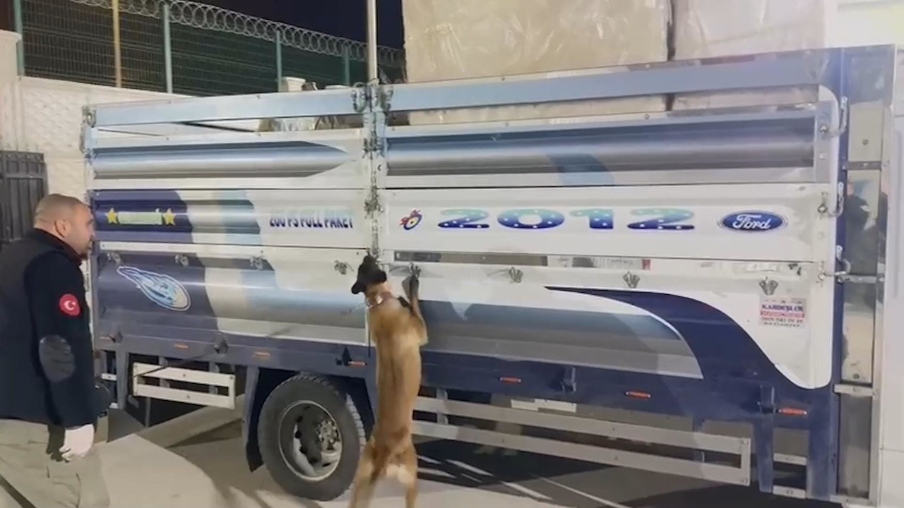 Eşya yüklü kamyonetteki buzdolabından 78 kilo esrar çıktı
