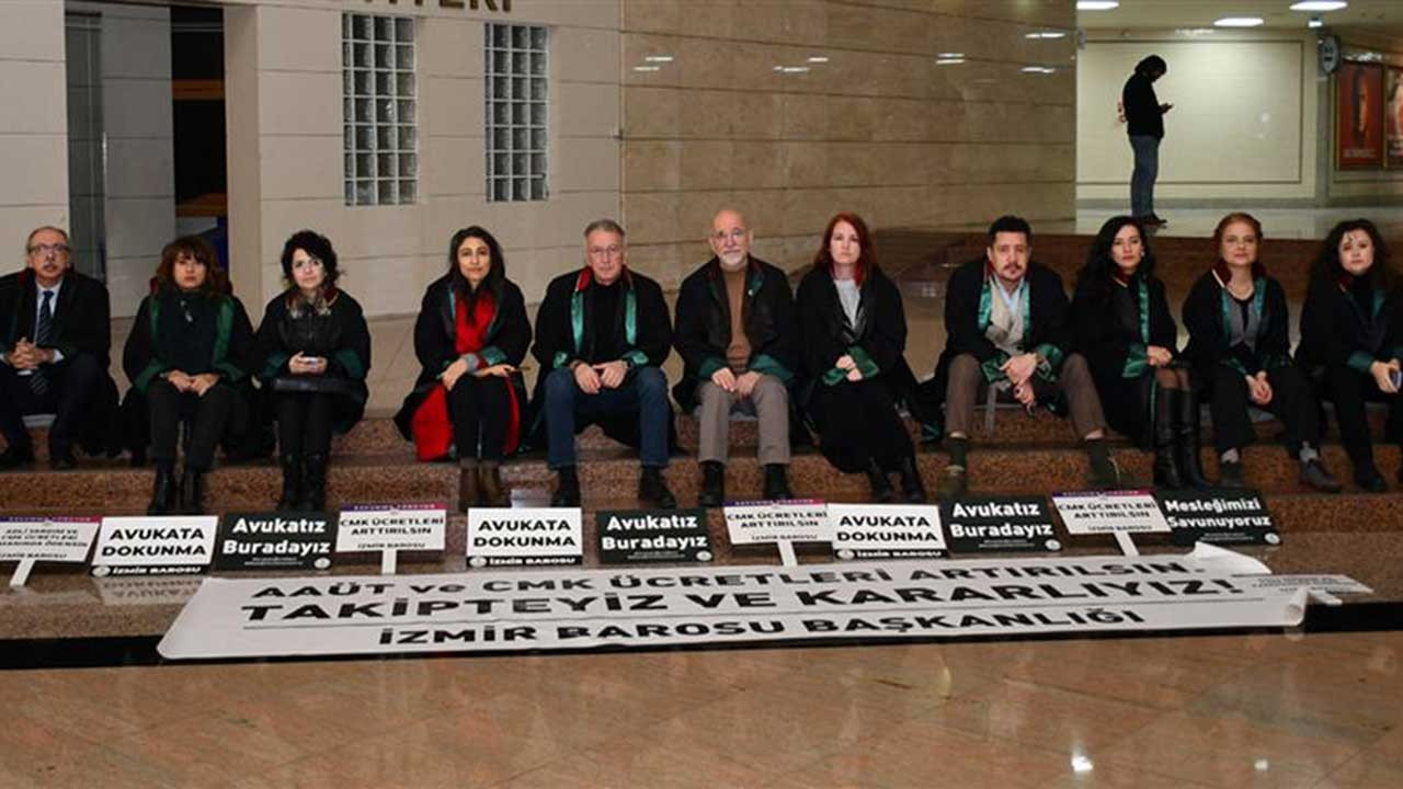 İzmir Barosu yeni CMK ücret tarifesini adliyede protesto etti