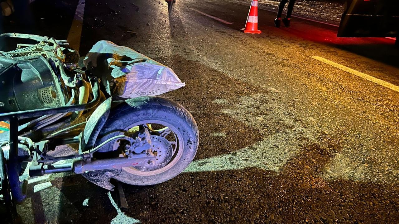 Motosiklet devrildi, 3 kişi yaralandı