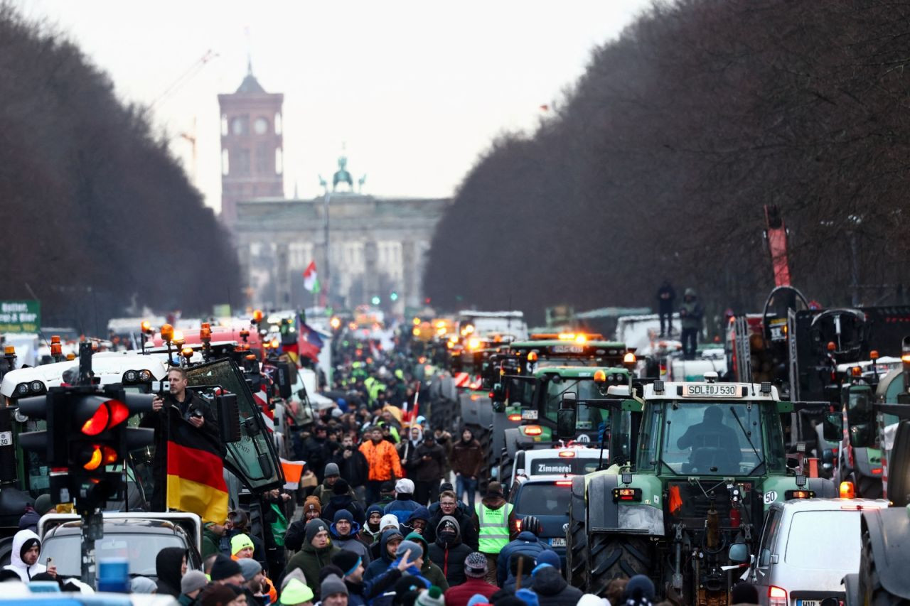 Binlerce traktörle Berlin'de eylem yapan çiftçiler bakanı yuhaladı - Sayfa 2