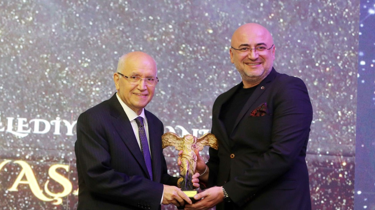 Fethi Yaşar'a 'Yılın En Başarılı Belediye Başkanı' ödülü