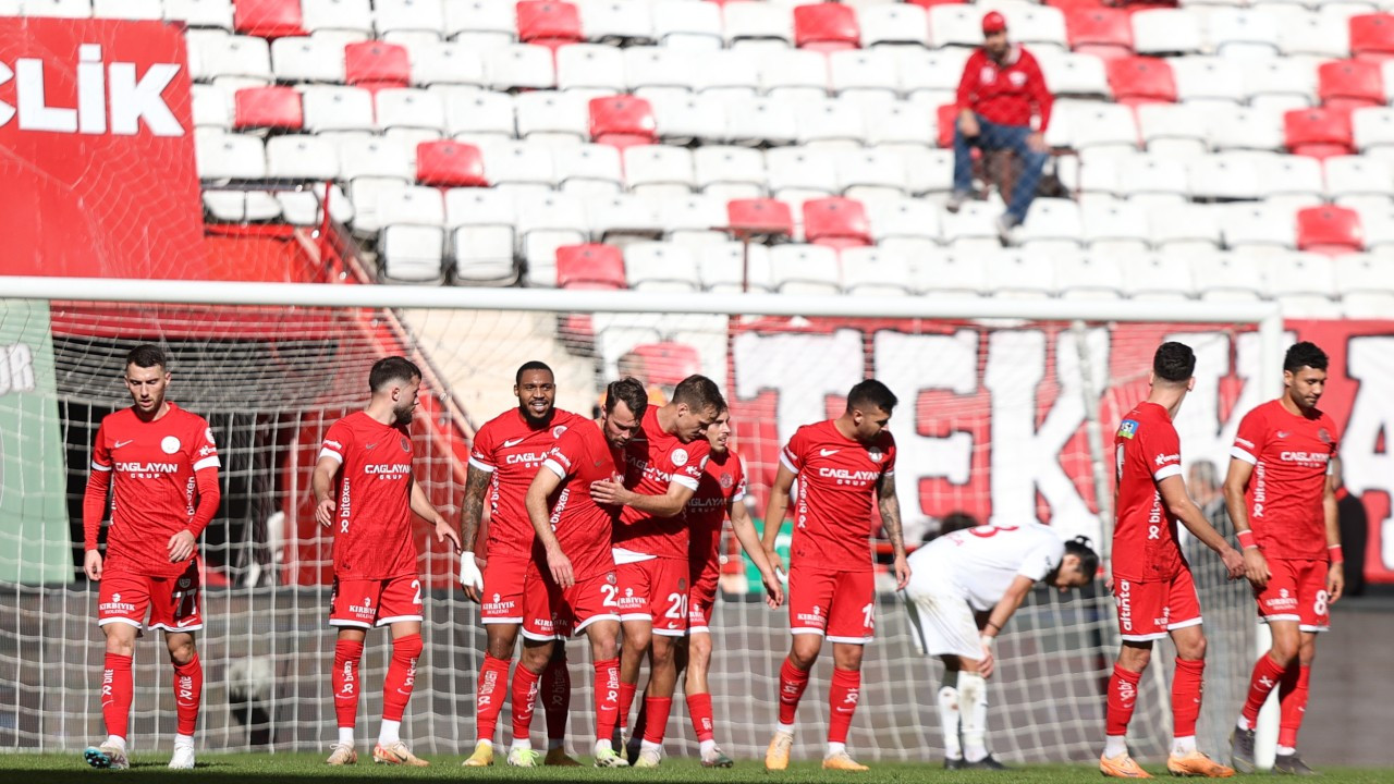 Antalyaspor geriye düştüğü maçta Pendikspor'u eledi