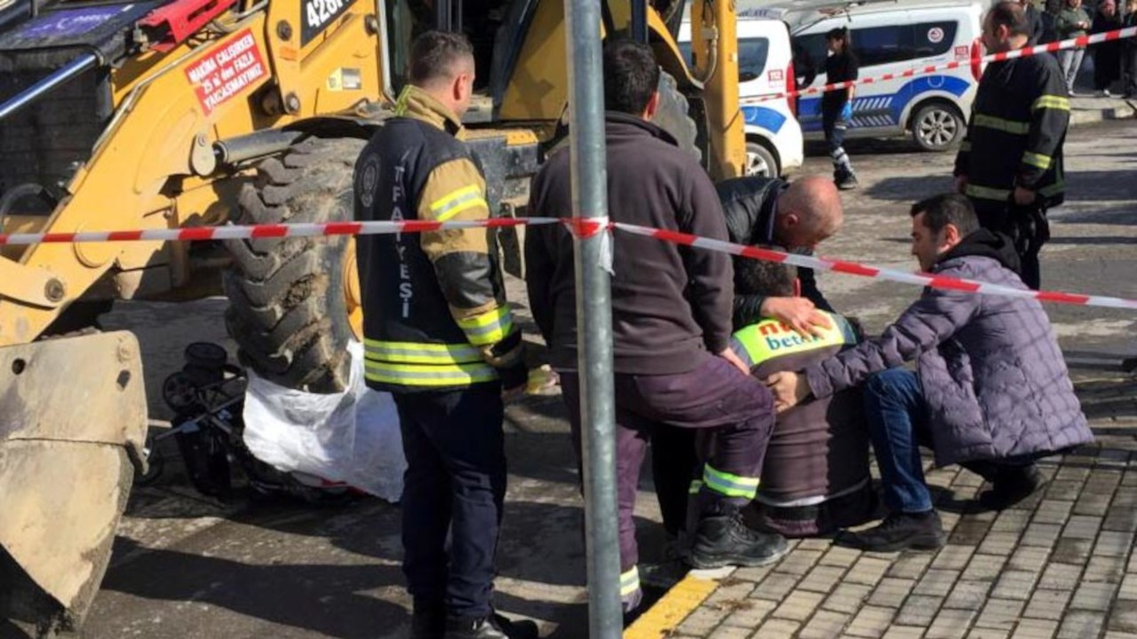 Kocaeli'de iş makinesinin çarptığı bebek öldü, annesi ve kardeşi yaralandı