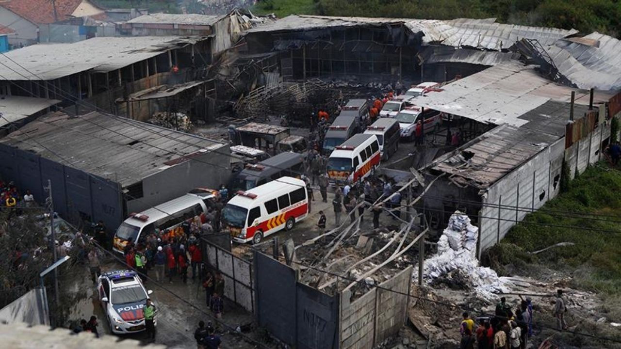 Hindistan'da havai fişek fabrikasında patlama: 11 ölü