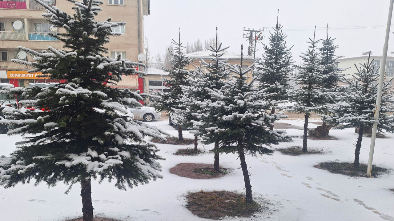Sivas'ta kar: 22 yerleşimin yolu kapandı