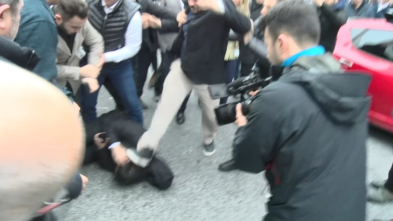 A Haber muhabiri ve kameramanı Büyükçekmece'de darbedildi