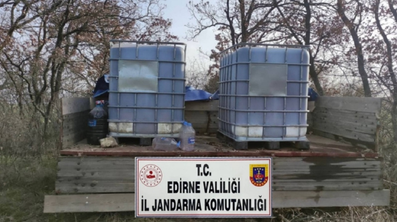 Edirne'de 2 bin 200 litre sahte içki ele geçirildi
