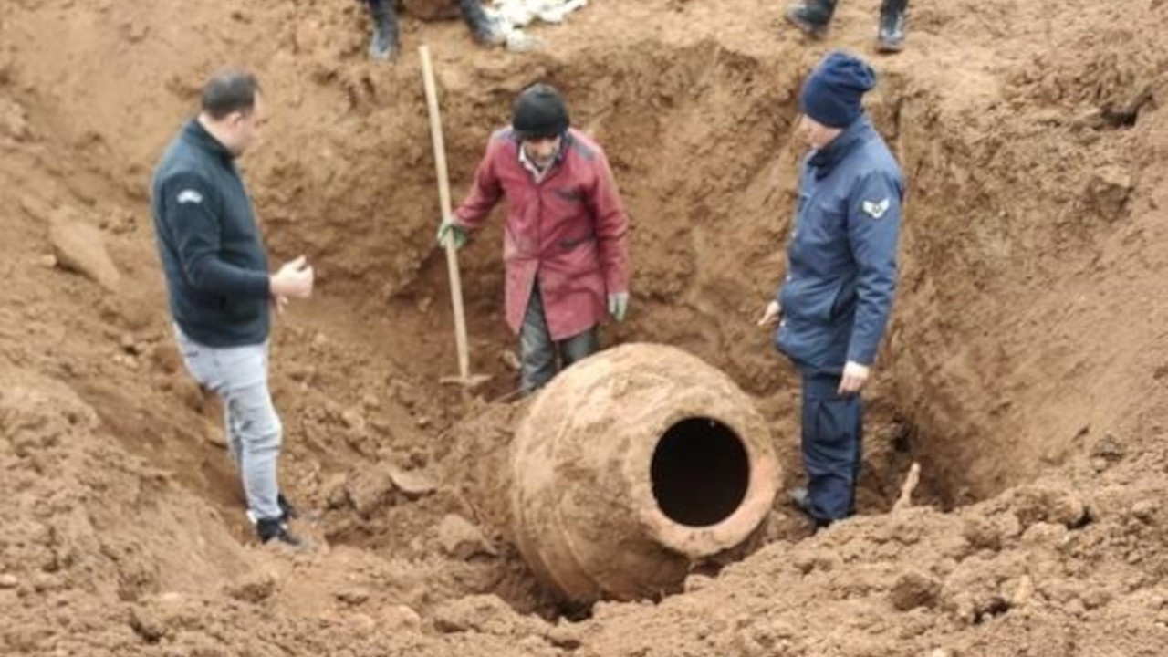 Tarlasında dev küp buldu: Arkeologlar inceliyor