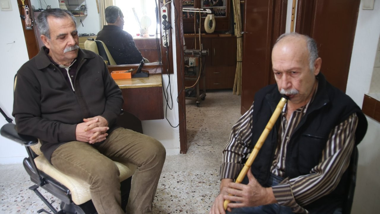 Adana'da bir berber, tıraş olan müşterilerine ney üflüyor