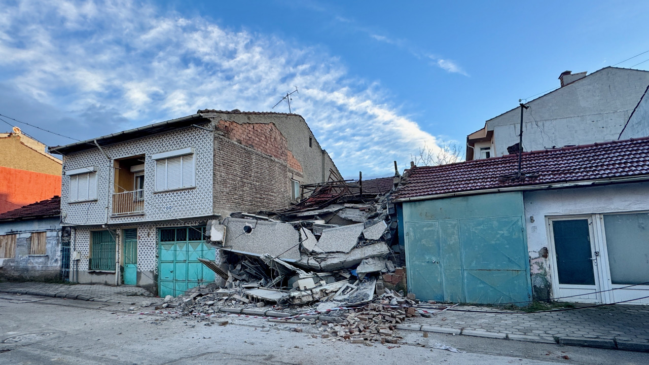 Eskişehir'de kullanılmayan iki katlı bina çöktü