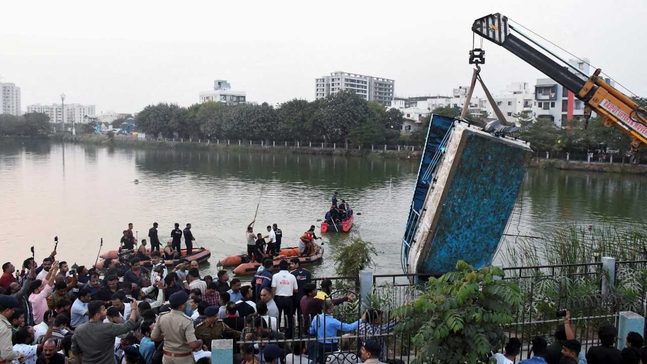 Hindistan'da öğrenci ve öğretmenleri taşıyan tekne alabora oldu: 16 ölü