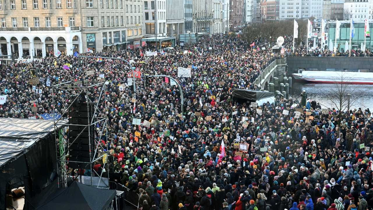 Almanya'da on binler ırkçılığı protesto etti: 'AfD yasaklansın'