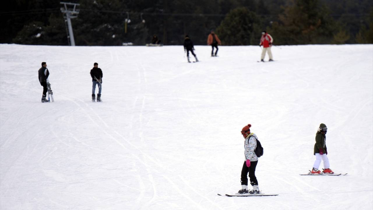 Ardahan'da beklenen kar yağdı, kayak sezonu açıldı
