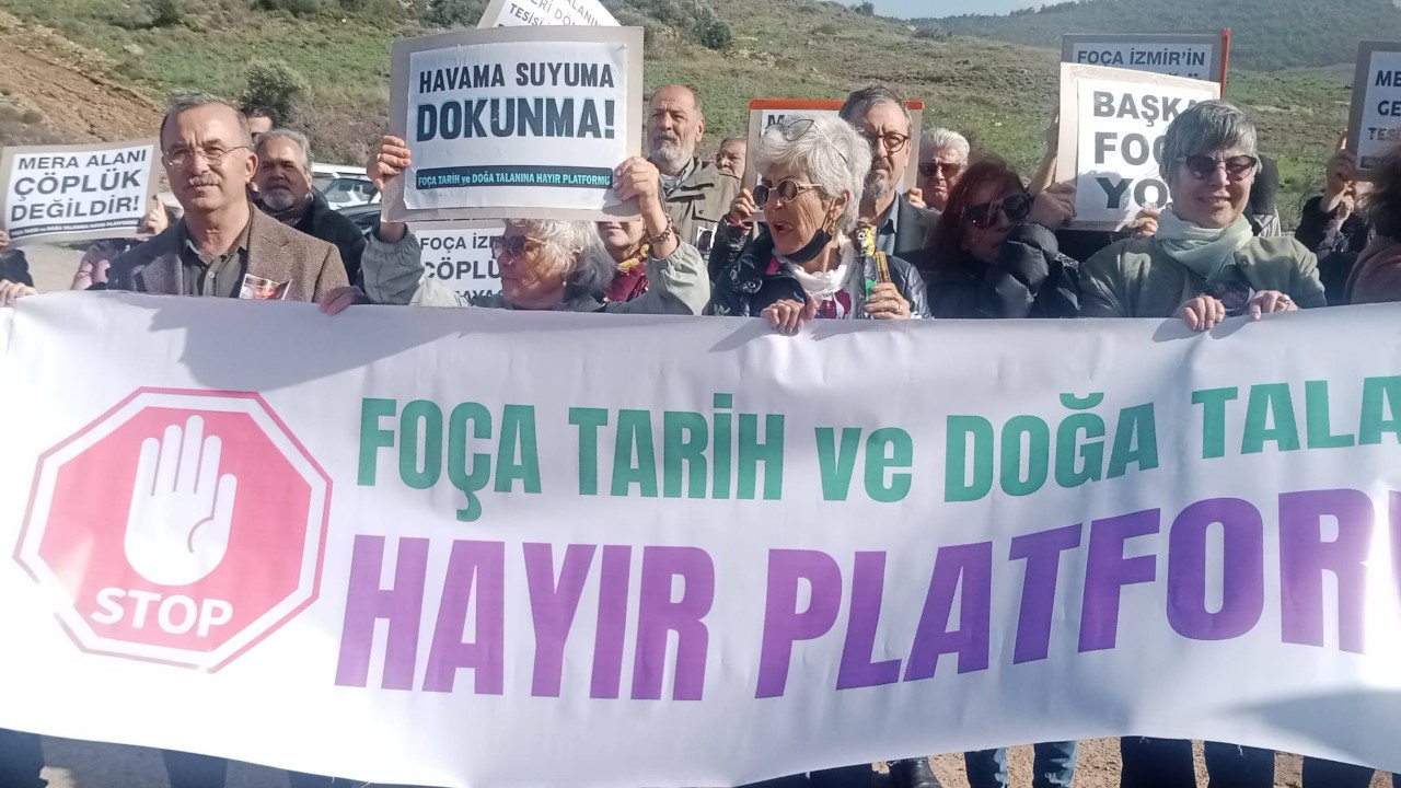 Foçalılar, meranın 'hafriyat ve atık döküm alanı' olarak kullanılmasını protesto etti