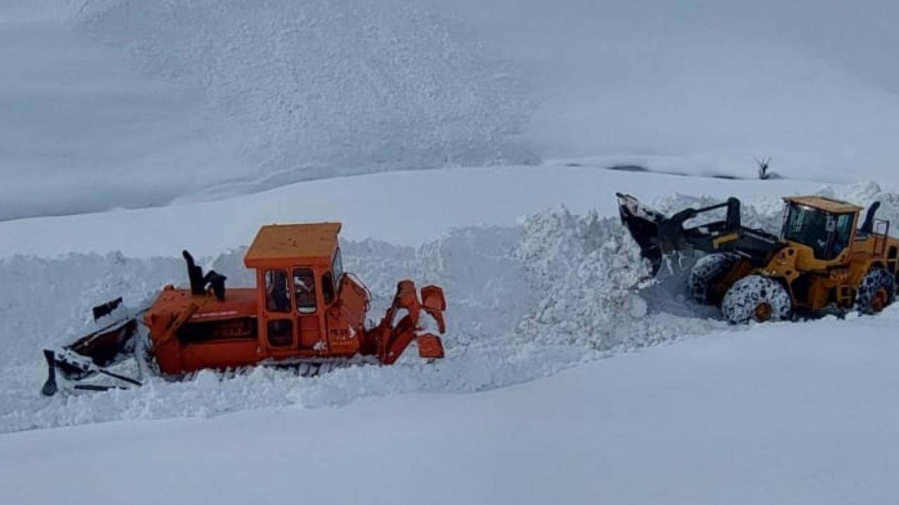 Şemdinli'de kar mesaisi: Kapanan köy yolları açılıyor