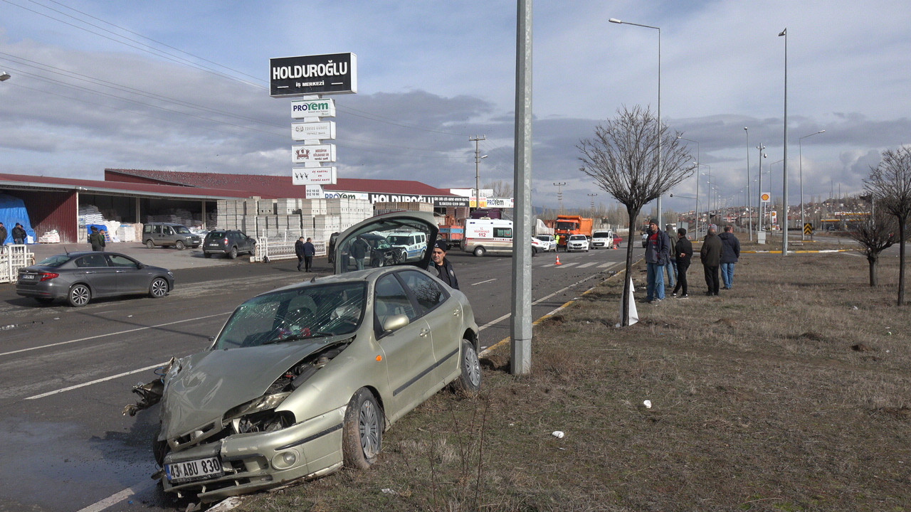 Sivas'ta iki ayrı trafik kazası: 4 yaralı