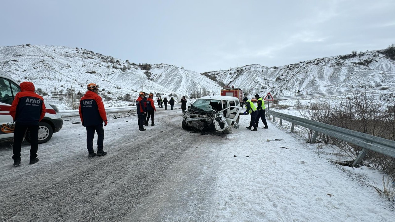 Sivas'ta yolcu minibüsü ile ticari araç çarpıştı: 26 yaralı