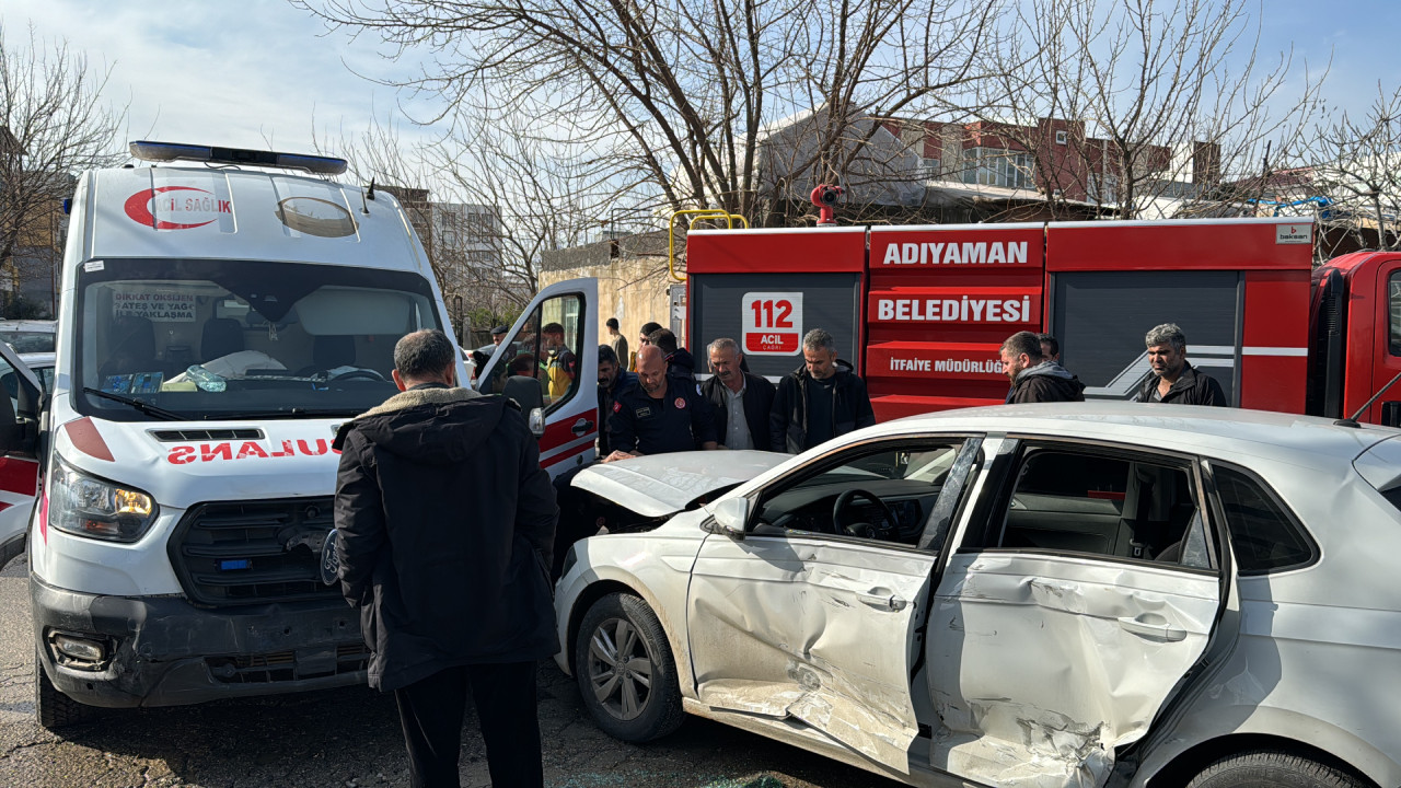 Adıyaman'da ambulans ile otomobil çarpıştı: 2 yaralı