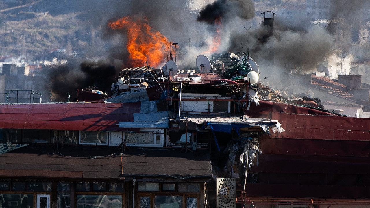 Ankara'da 7 katlı binanın çatısında yangın çıktı