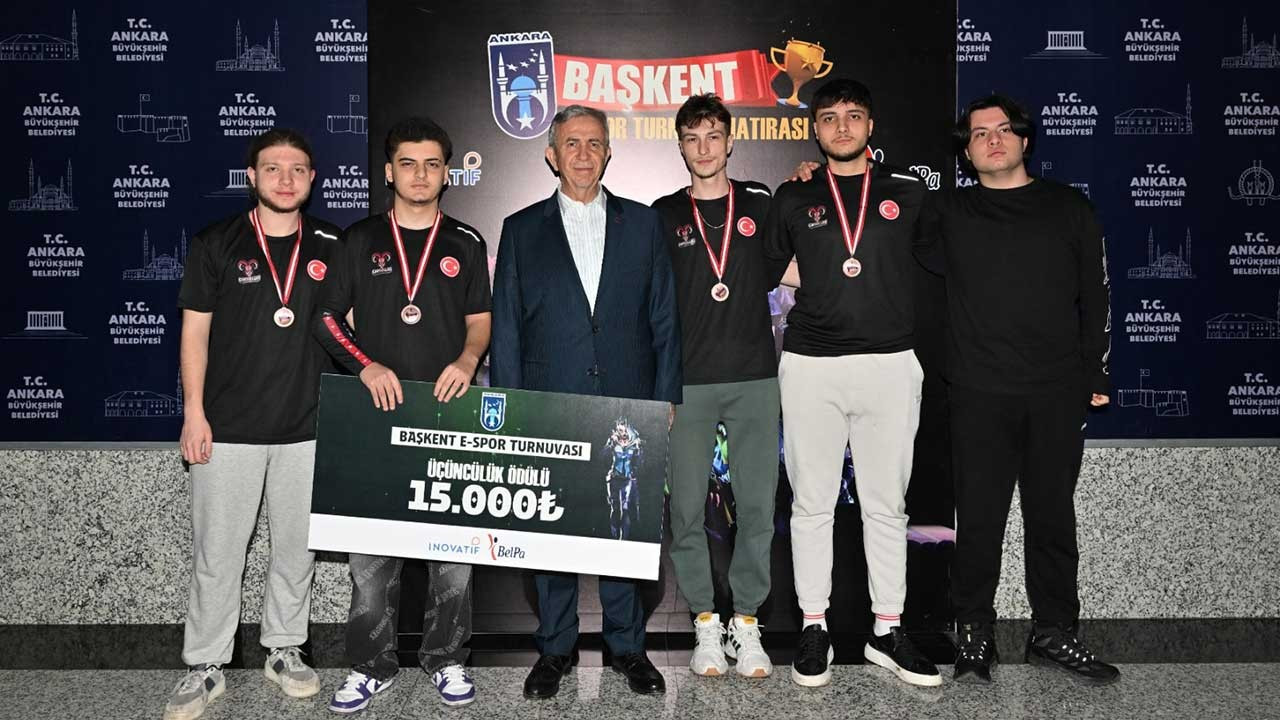 Başkent e-spor turnuvasını kazanan takımlar ödüllerini aldı