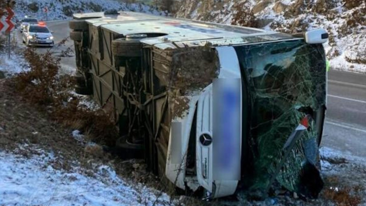 Yolcu otobüsü devrildi, 18 kişi yaralandı
