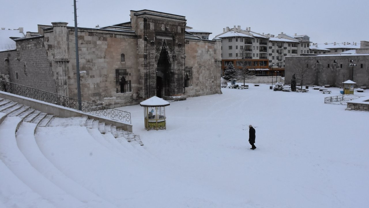 Sivas'ta kar yağışı: Hafik Gölü'nün çevresi karla kaplandı