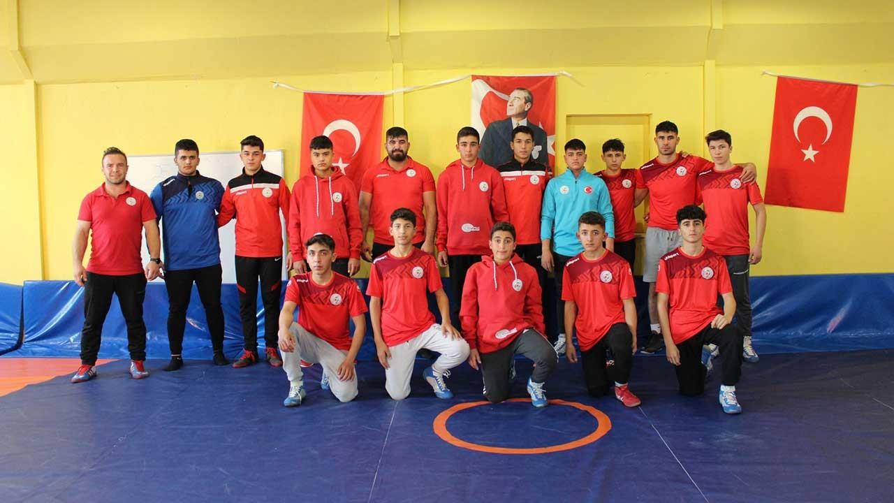 Antalya Büyükşehir Belediyesi'nden çocuklara ücretsiz güreş eğitimi