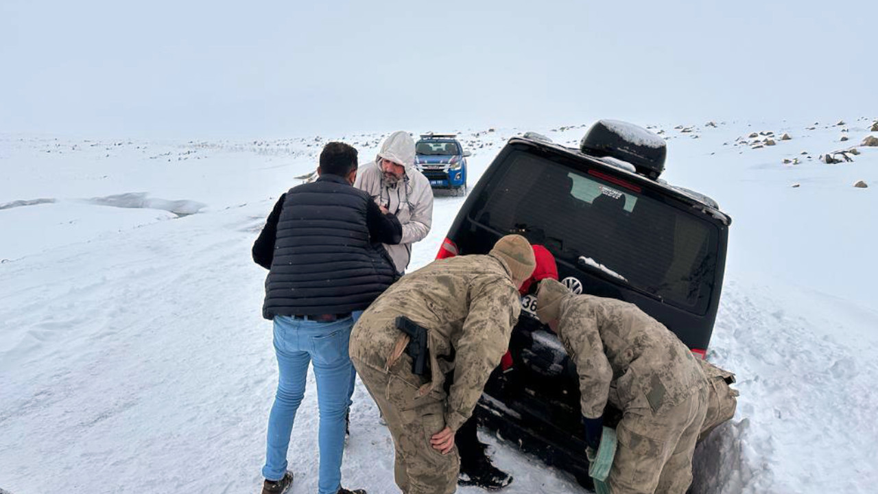 Kars'ta yolda mahsur kalanları ekipler kurtardı