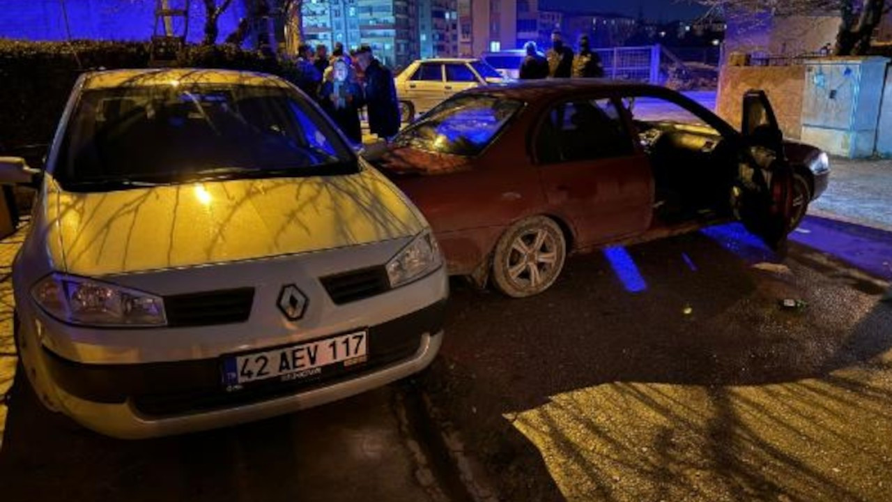 Konya'da iki otomobil çarpıştı, 9 kişi yaralandı