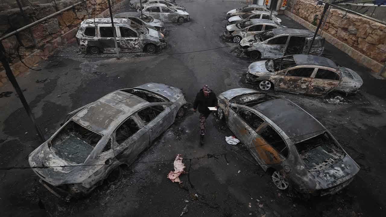 Batı Şeria'da yerleşimciler otomobil galerisini ateşe verdi