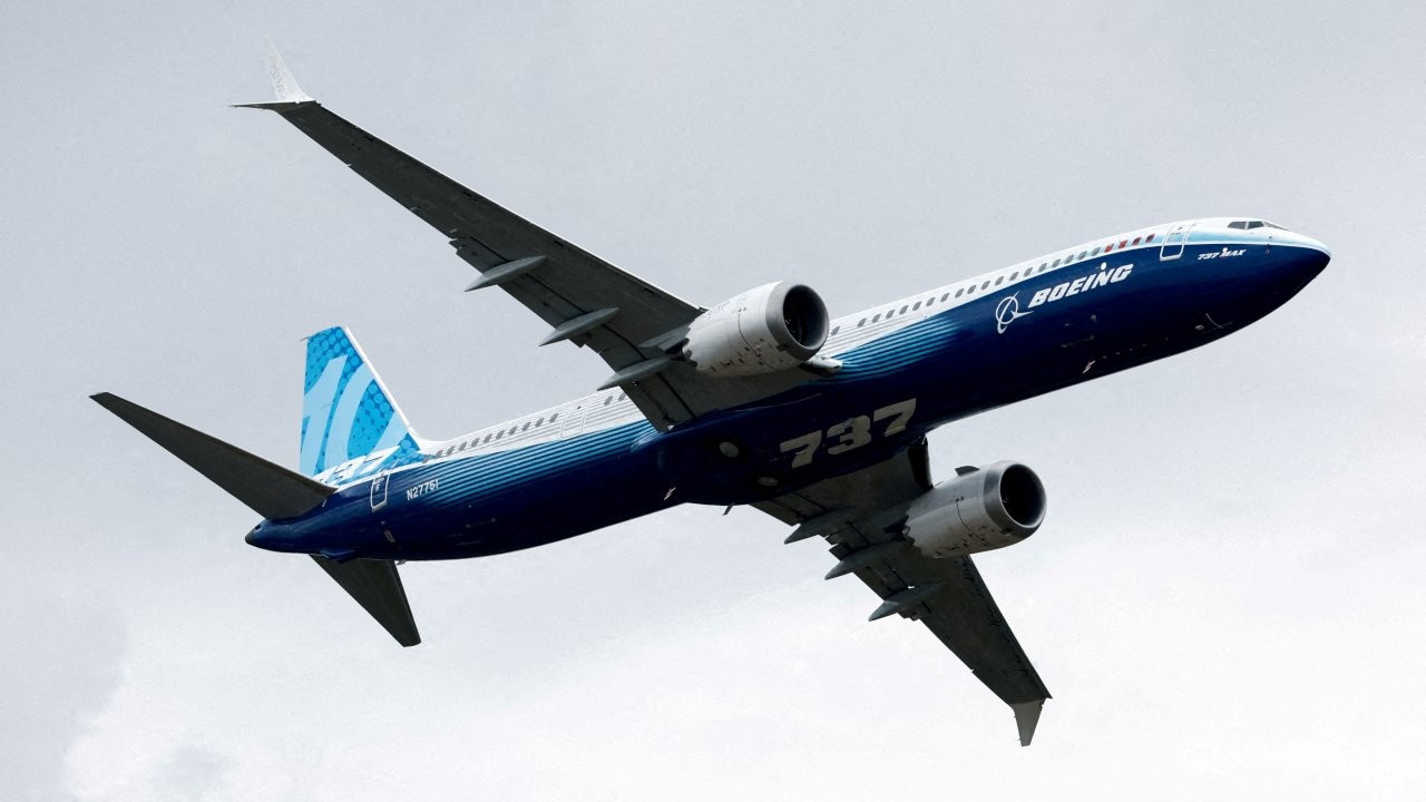 Boeing tipi bir uçaktan yine parça koptu: Burun tekerleği düştü