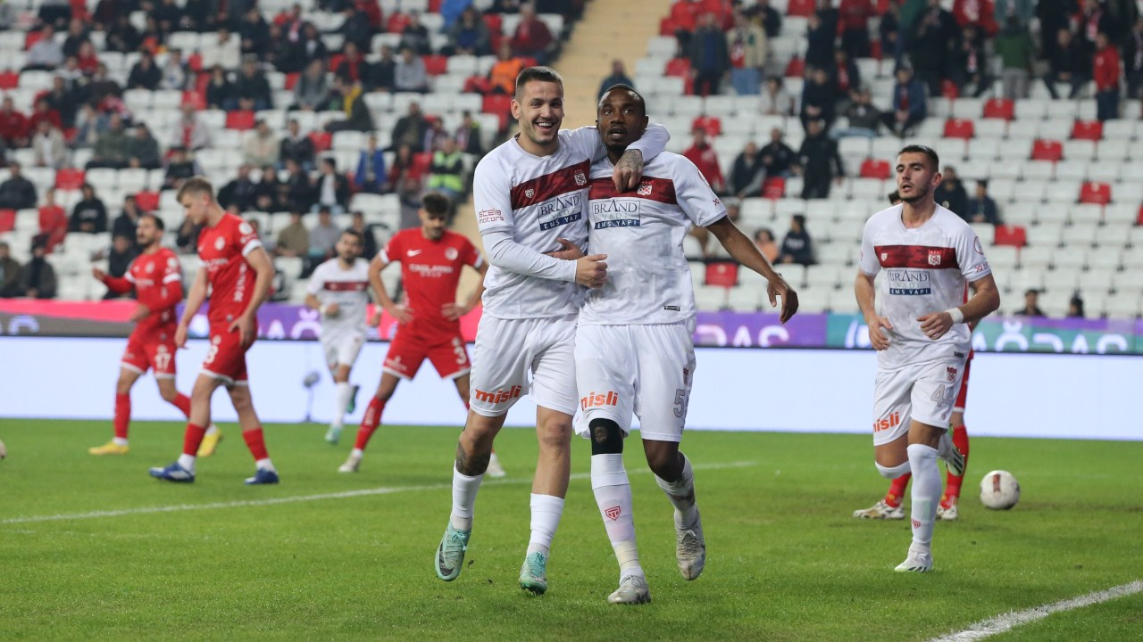 Antalyaspor geriye düştüğü maçta Sivasspor'u mağlup etti