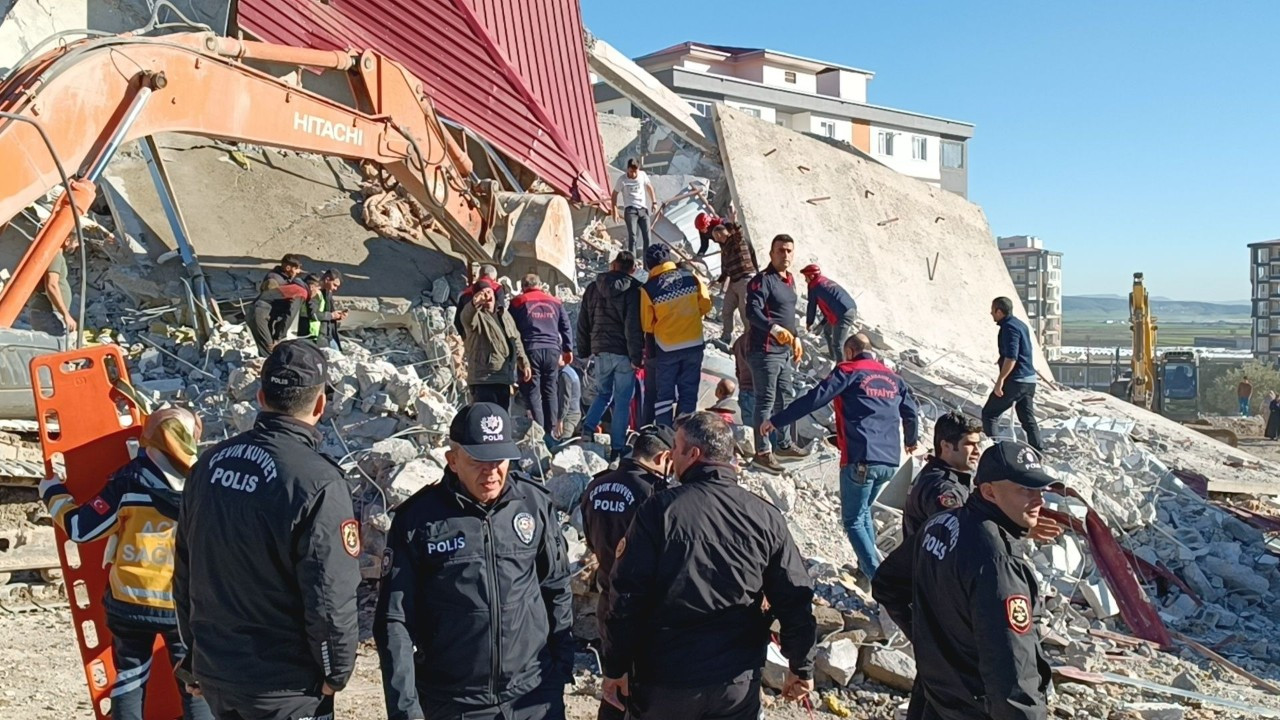 İzmir'de depremlerin yıldönümü dolayısıyla  fotoğraf sergisi açıldı