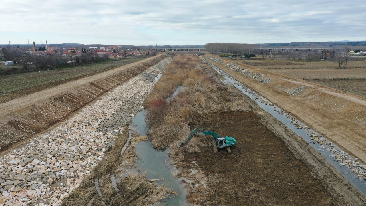 DSİ, Kanal Edirne'de temizlik çalışmaları yürütüyor
