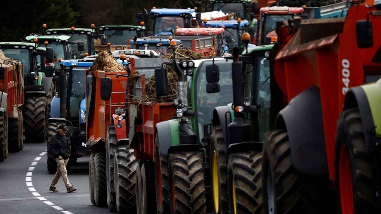 Fransa'da çiftçiler yolları kapattı: 'Ürettiğimizle geçinemiyoruz'