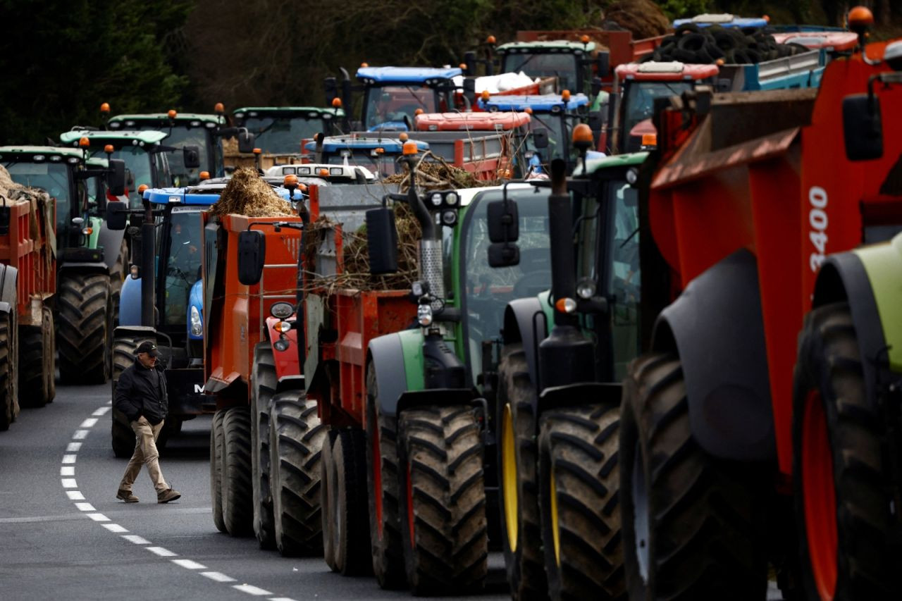 Fransa'da çiftçiler yolları kapattı: 'Ürettiğimizle geçinemiyoruz' - Sayfa 3