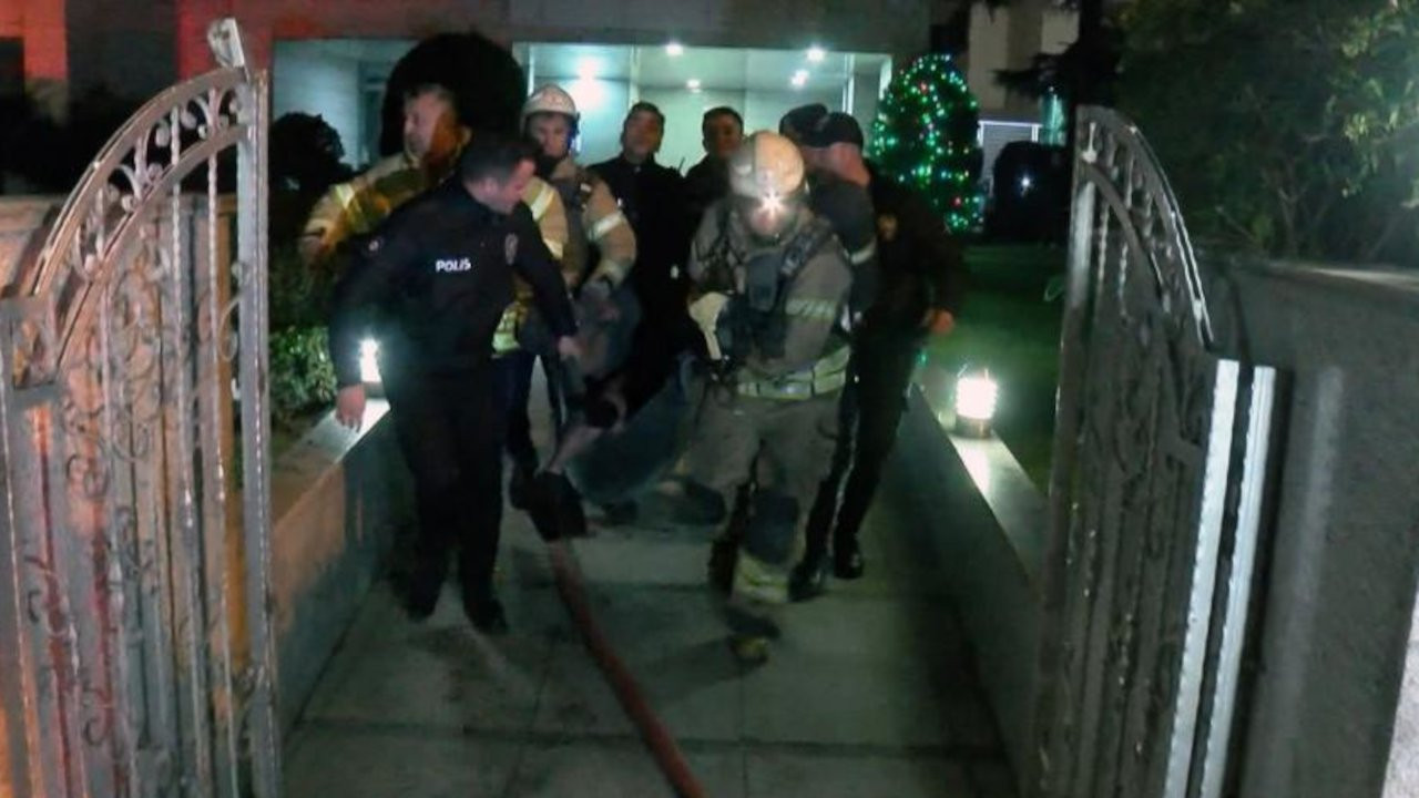 Kadıköy'de 10 katlı binada yangın çıktı: 4 kişi hastaneye kaldırıldı
