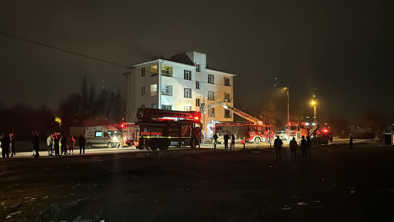 Kayseri’de 4 katlı binada yangın: 1 ölü, 8 yaralı