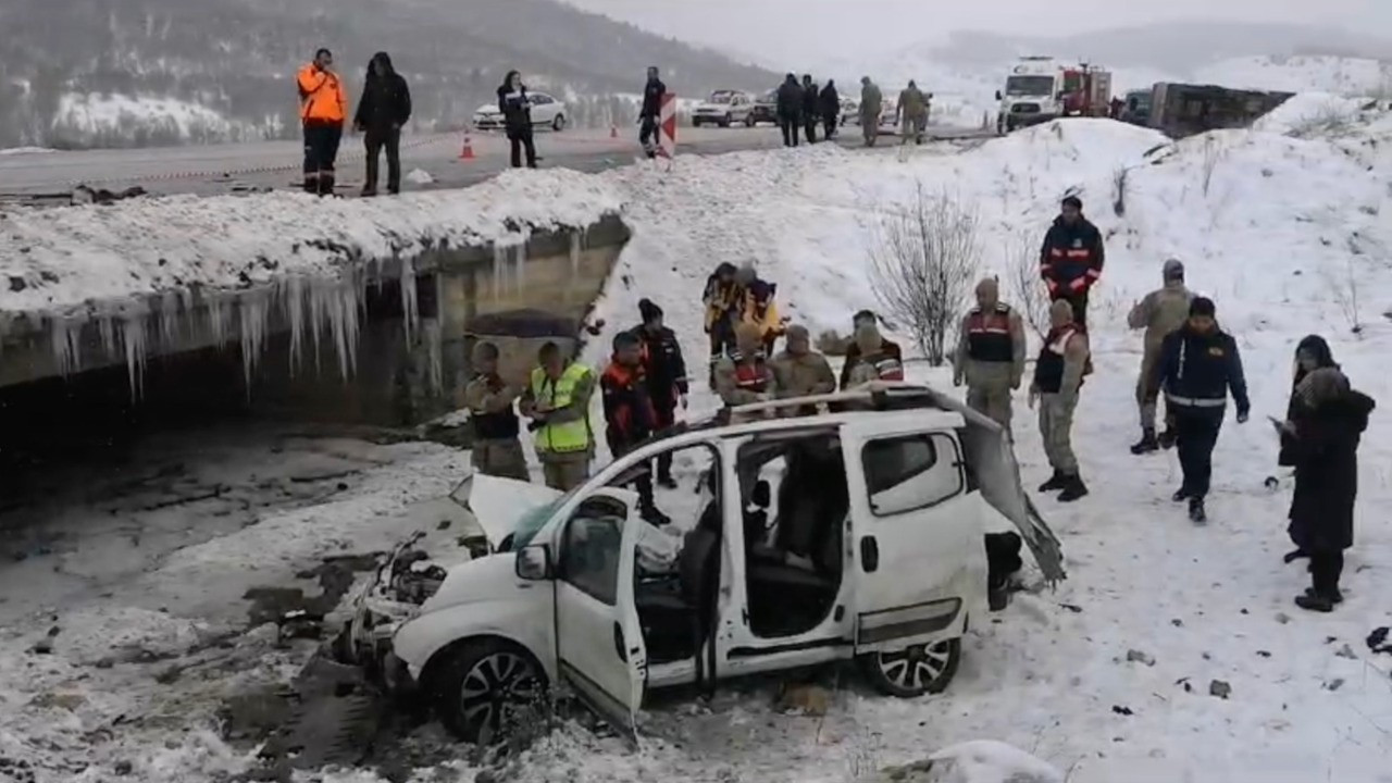 Erzincan'da trafik kazası: 1 kişi öldü, 6'sı asker 9 kişi yaralandı