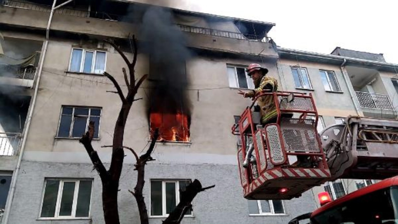 Bursa'da yangın paniği: Balkondan atlayan kadın yaralandı