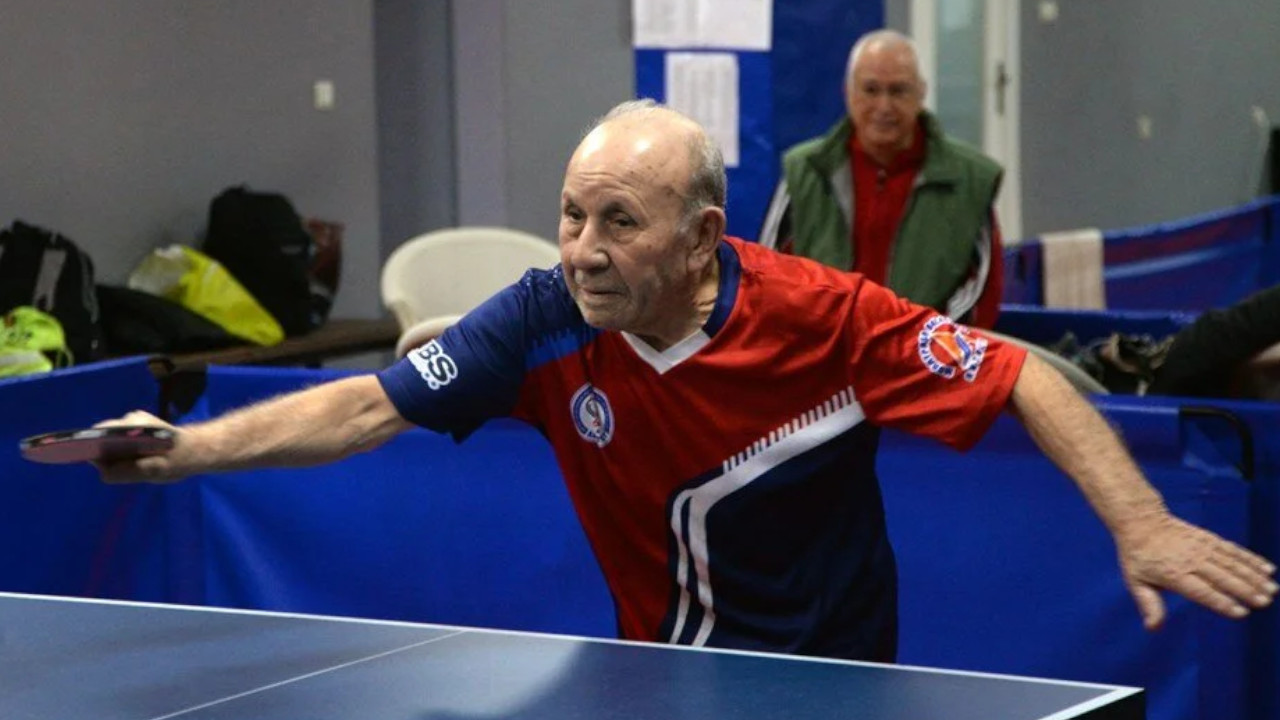 87 yaşındaki masa tenisçisinin hedefi 100 yaşına kadar oynamak