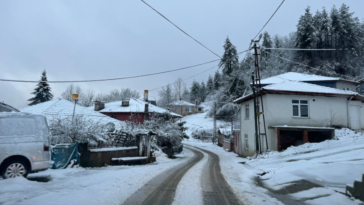 Bartın'da kar: 35 köy yolu kapandı