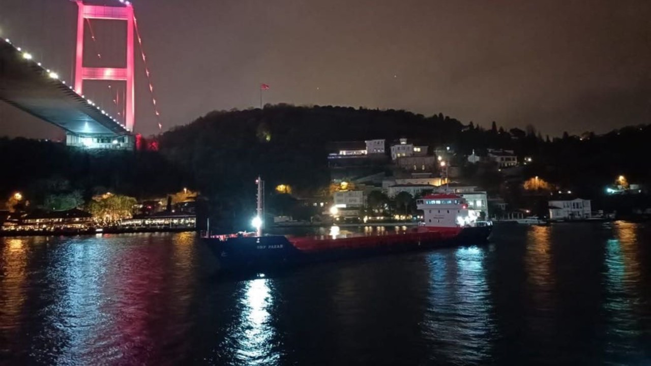 Kargo gemisi arızalandı, İstanbul Boğazı'nda gemi trafiği askıya alındı